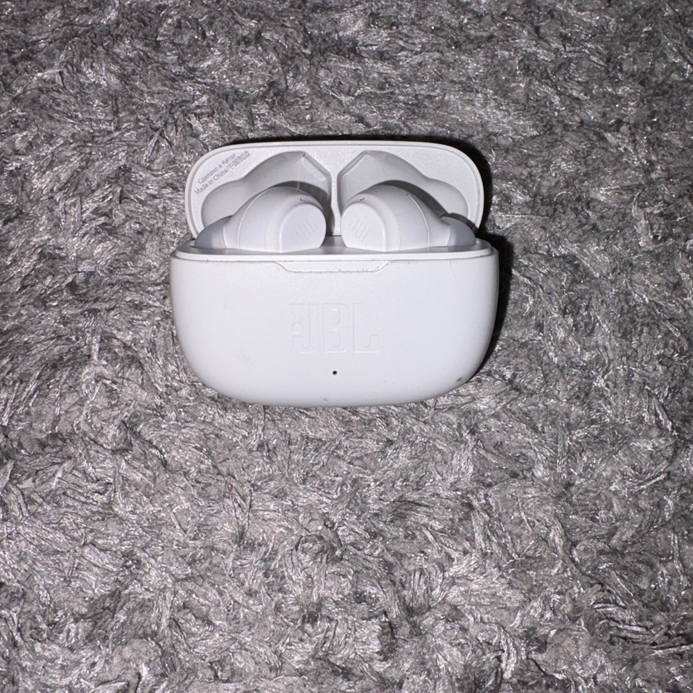 JBL VIBE 200TWS Wireless Earbuds with Case and Charger Cord, Lightly Used - Picture 3 of 8